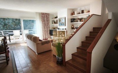 Просторный бунгало с общим бассейном и теннисным кортом, расположенный рядом с гольф-клубом.